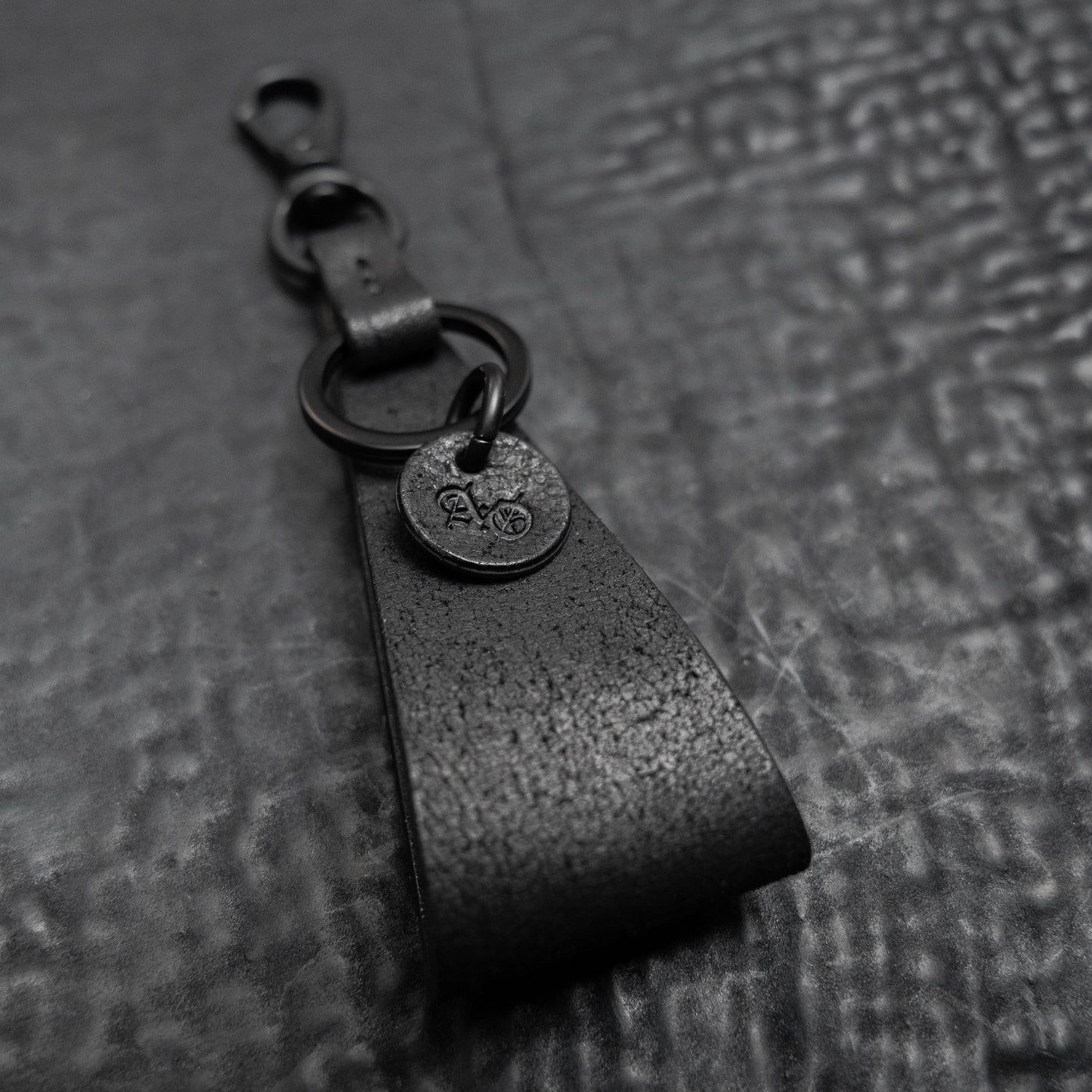Triada Keychain (Horsehide Black)