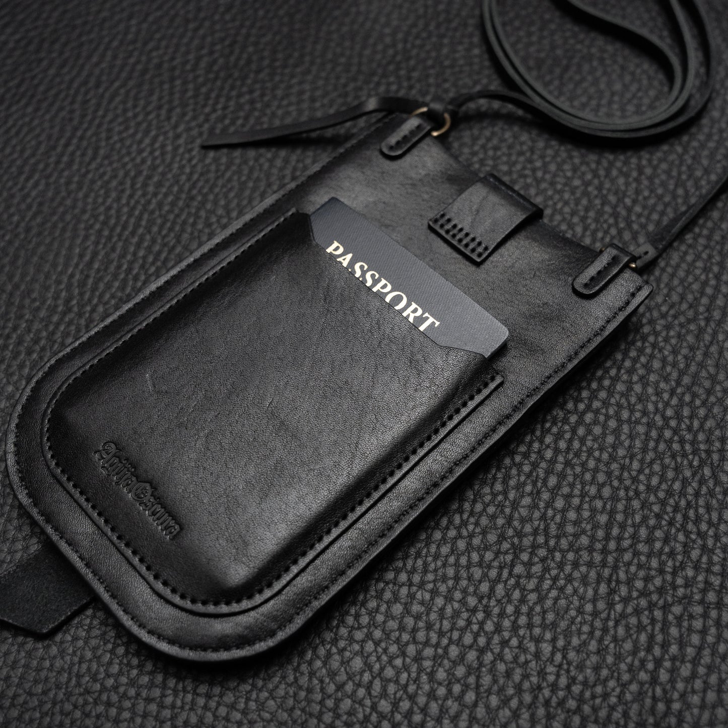 Viaje Travel Pouch (Smooth Horsehide Black)
