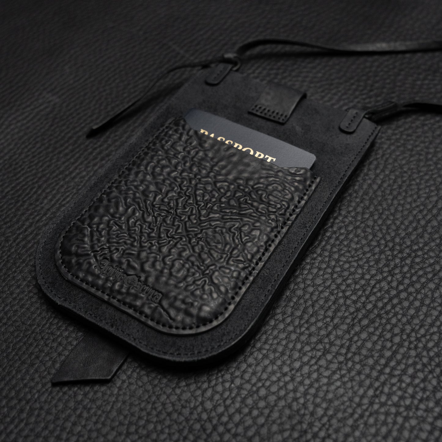 Viaje Travel Pouch (Reverse Culatta Black)