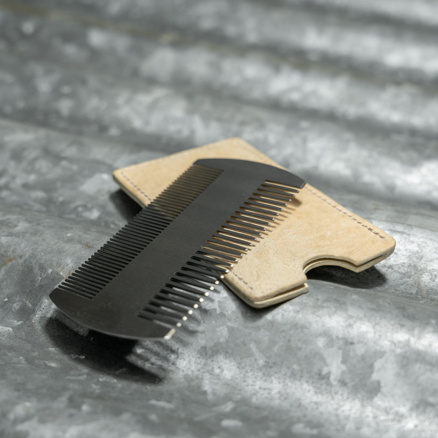 BEARD COMB & SLEEVE (REVERSE CULATTA DIRTY WHITE)