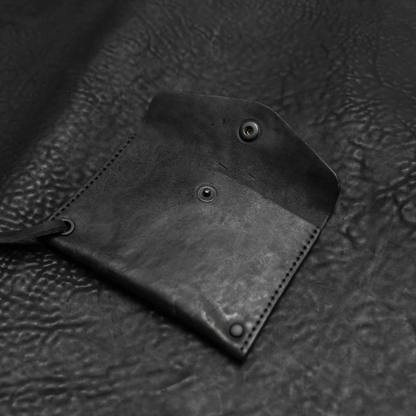 Cadena Cuero Card Holder (Reverse Culatta Black)