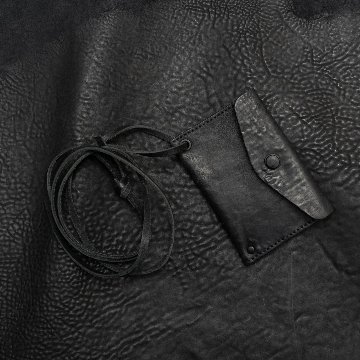 Cadena Cuero Card Holder (Reverse Culatta Black)