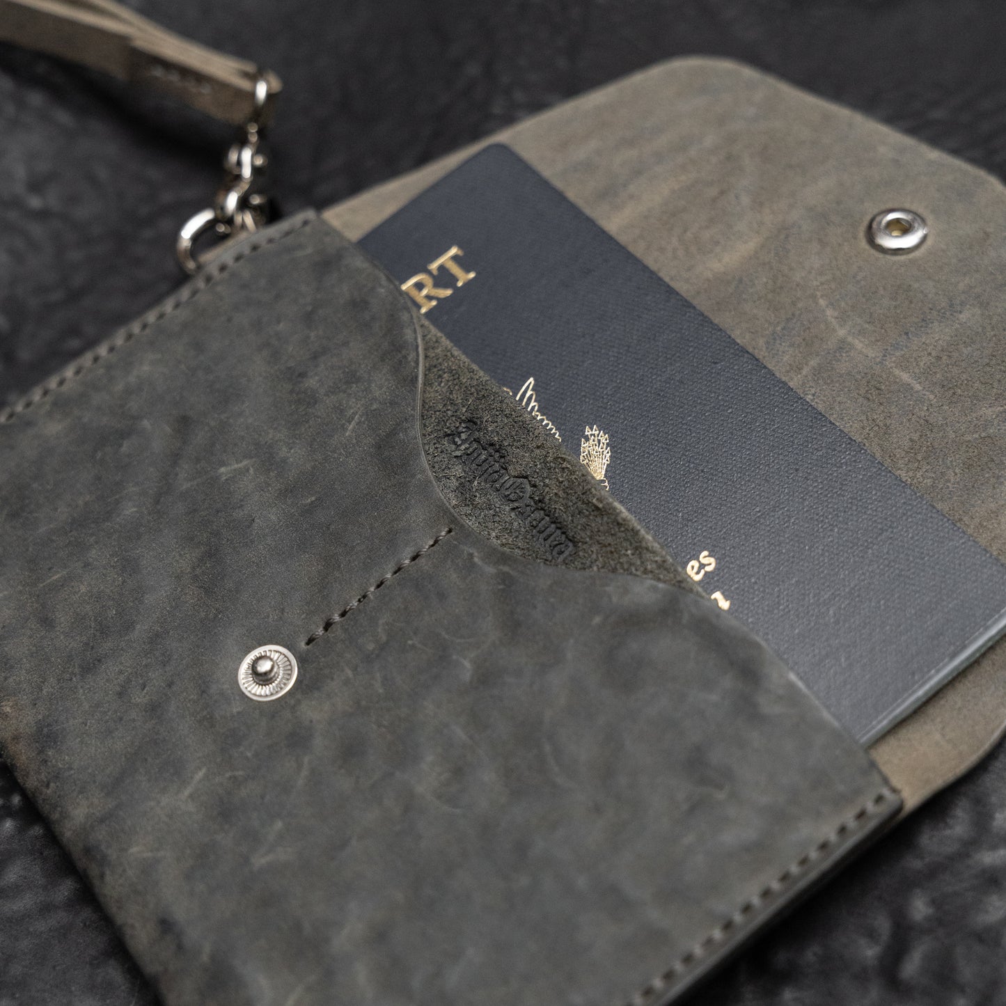 Viaje Travel Wallet (Reverse Culatta Gray)