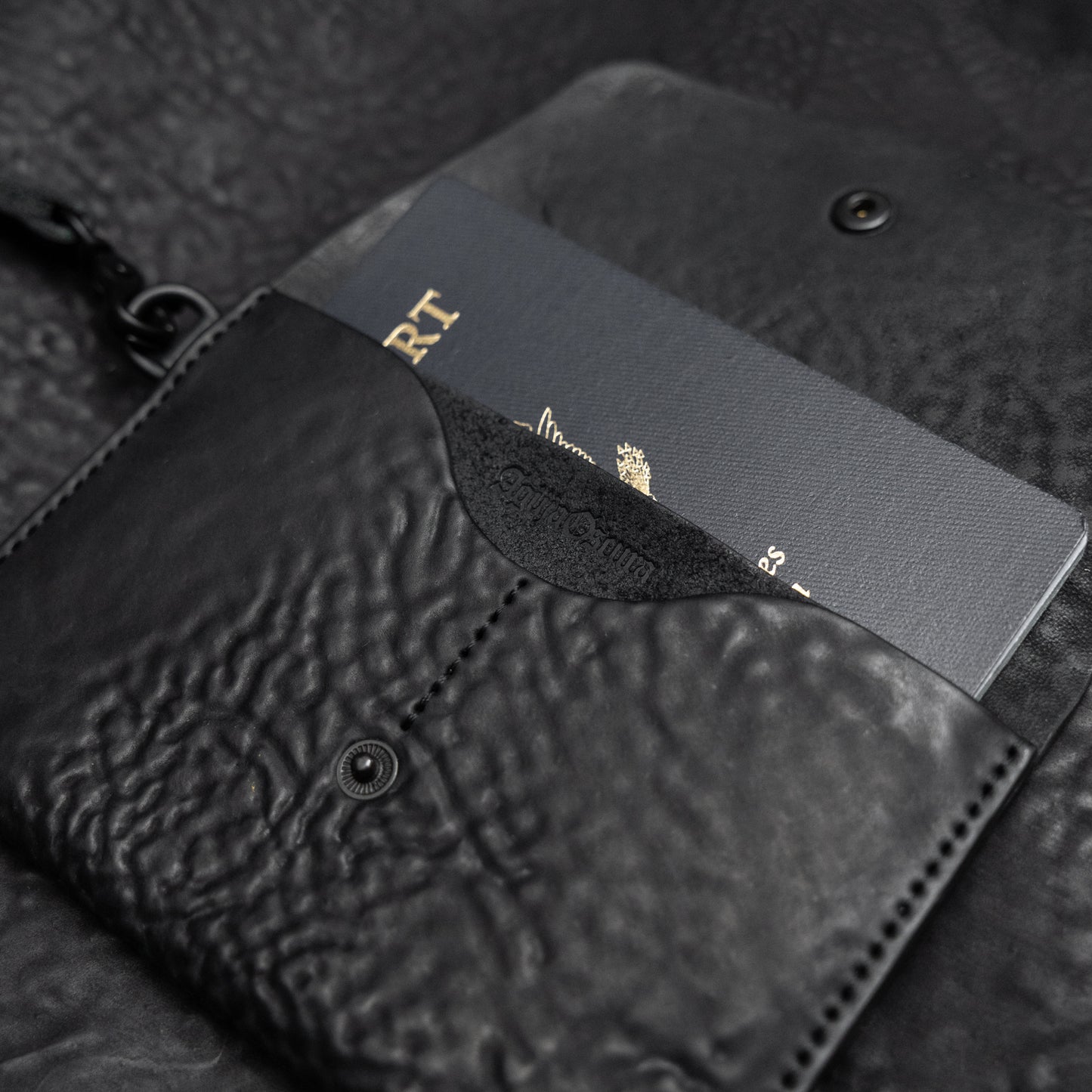 Viaje Travel Wallet (Reverse Culatta Black)