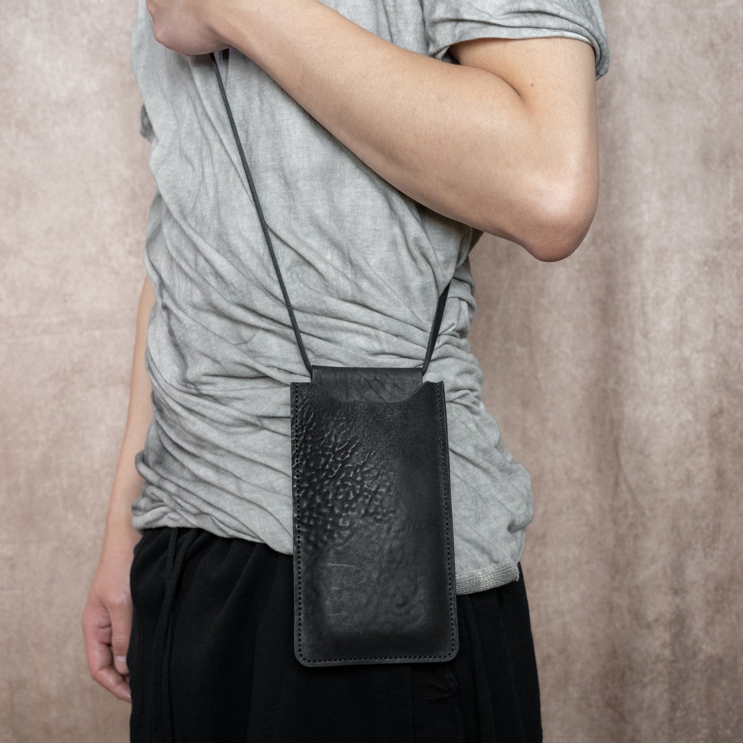 Talon Phone Pouch (Reverse Culatta Black)